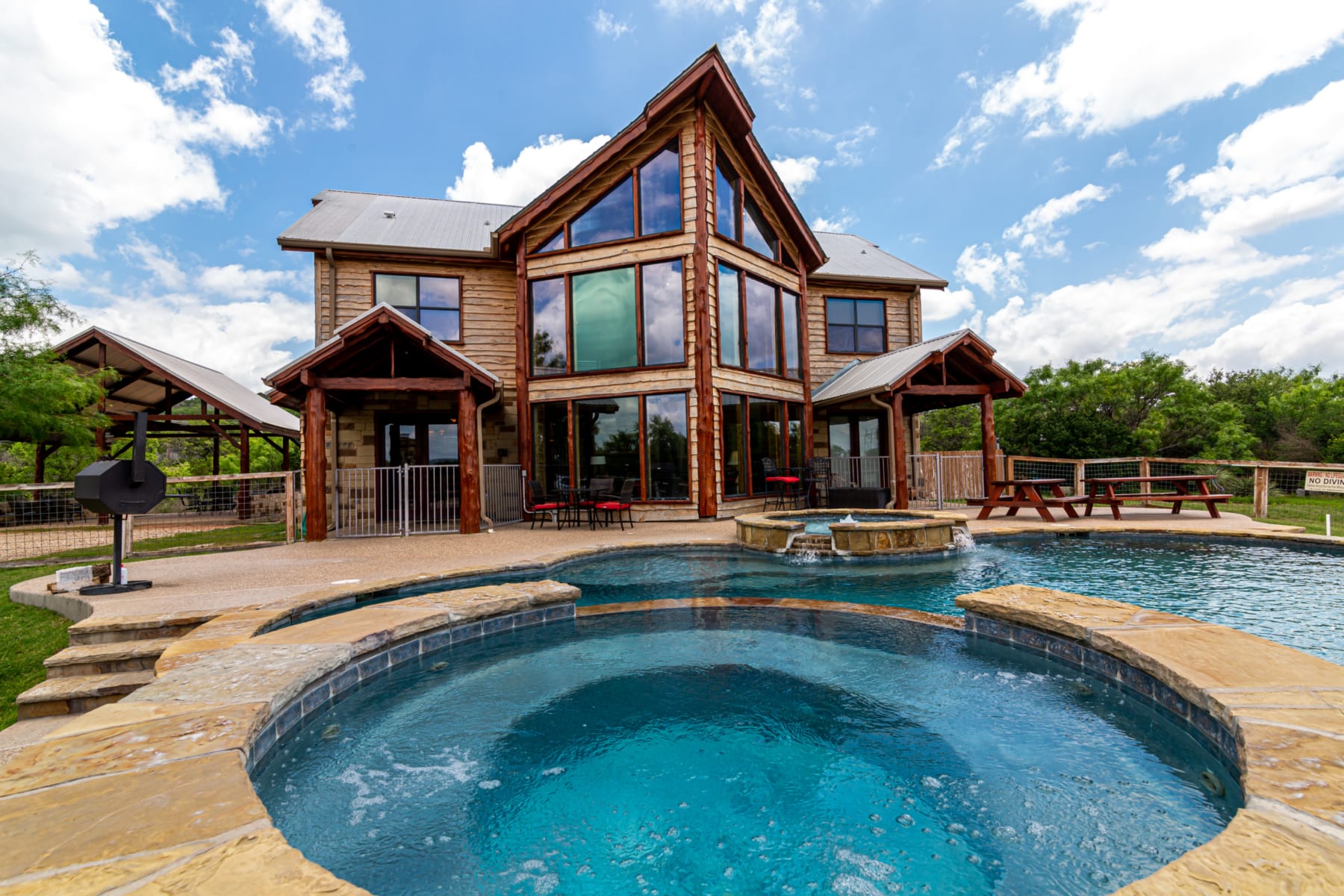 Leanin’ K home exterior, outdoor pool and hot tub